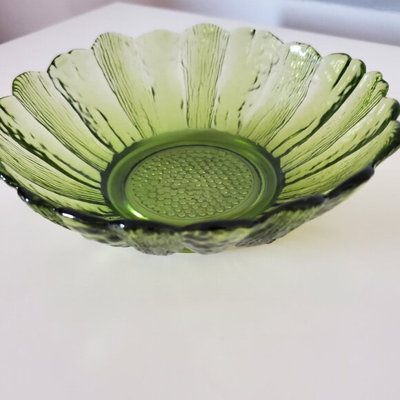 Vintage Indiana Glass Sunflower Bowl – Avocado Green (1970s) - Picture 4 of 5